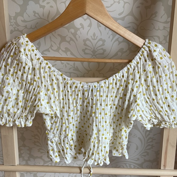 Feminine polkadot ruched crop top. - Picture 2 of 7